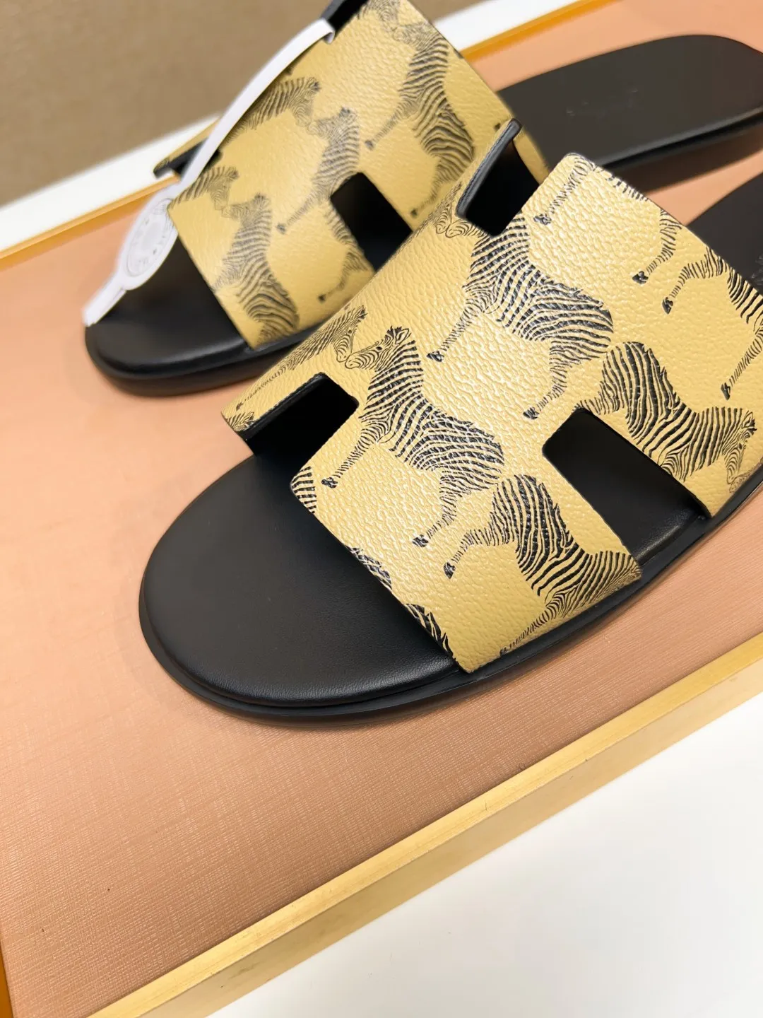 Men's clothing and shoes 💰280 💅💅💅 new arrival. Hermes Hermes official website latest counter synchronized new oran color leather H slippers, the original Paris version flew back to the original model and opened the mold to make it perfectly🍌The highest quality Sincerity, you can enter and leave the counter at will [Deyi] The upper is made of original customized  colored palm prints, crocodile print, ostrich print, colored cow leather, colored cow suede, 🤔 horse hair, 🥳 colored diamonds, 🥰 3D printing, and other genuine leather slippers, imported cow pattern foot pad lining, Italian  latest original genuine leather combination outsole Code number: 38-48 (customized at 46.47.48) Can be made into picture combination sole with genuine leather pattern and ordinary molded outsole